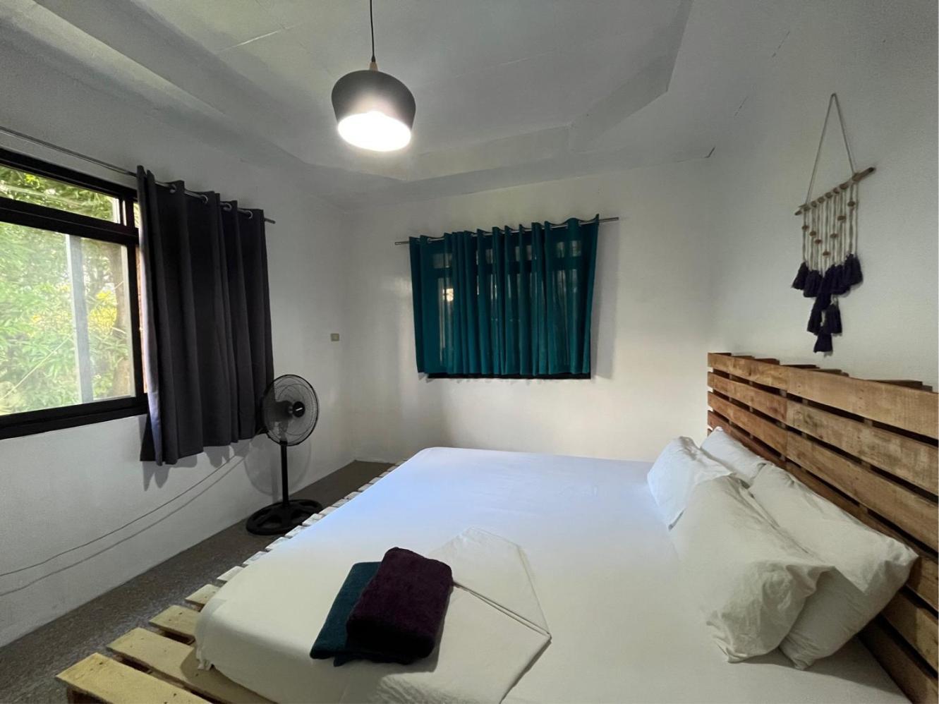 Uncharted Hostel Puerto Galera Eksteriør bilde